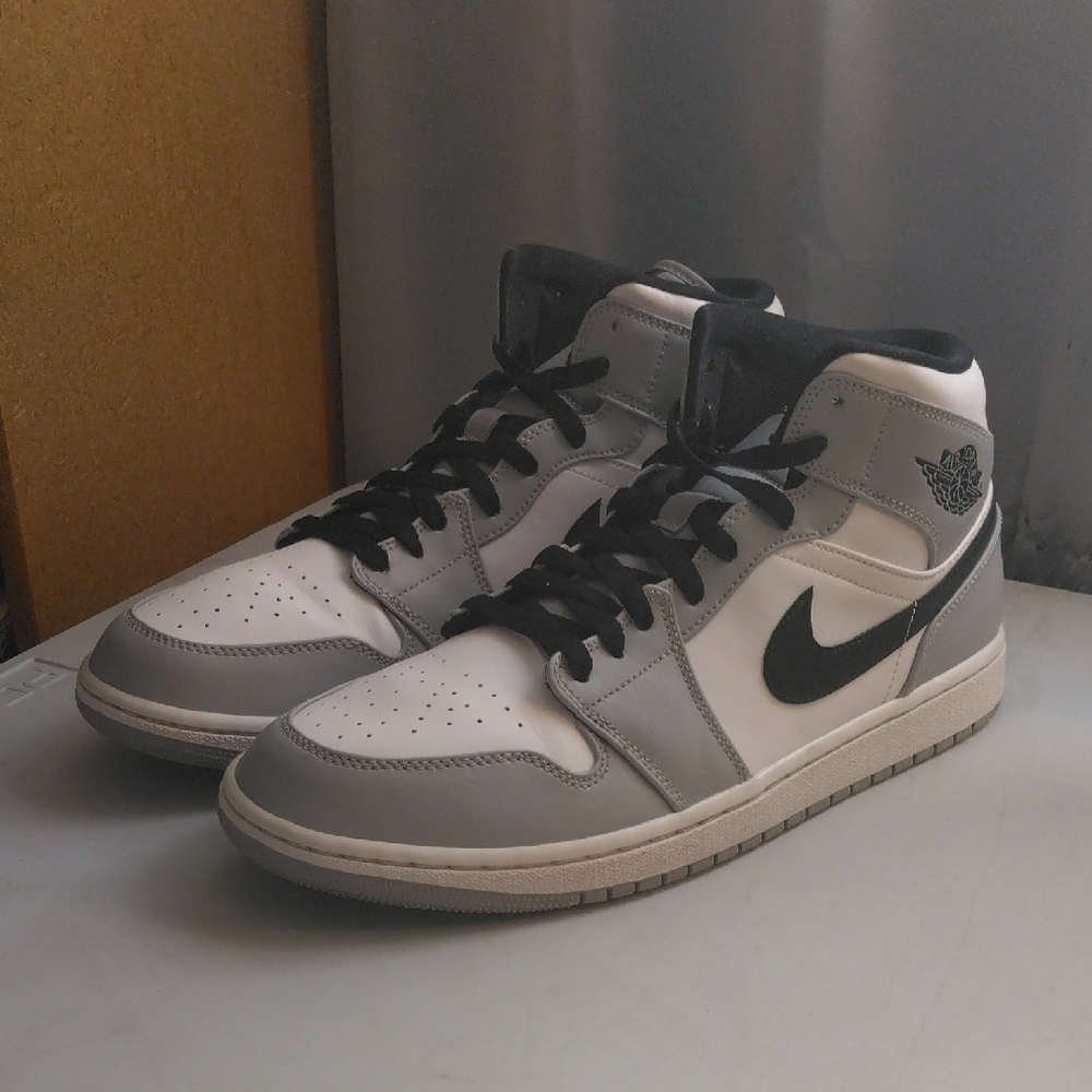 Air Jordan 1 Mid Light Smoke Grey Size 11.5